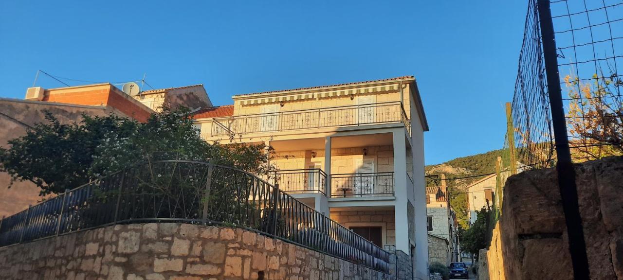 Apartments Villa Beba Komiža Exterior foto