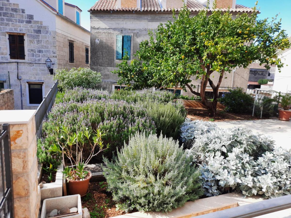 Apartments Villa Beba Komiža Exterior foto